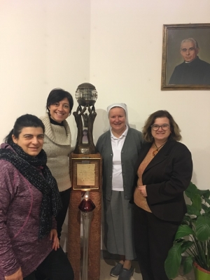 Insieme davanti alla reliquia di Don Orione